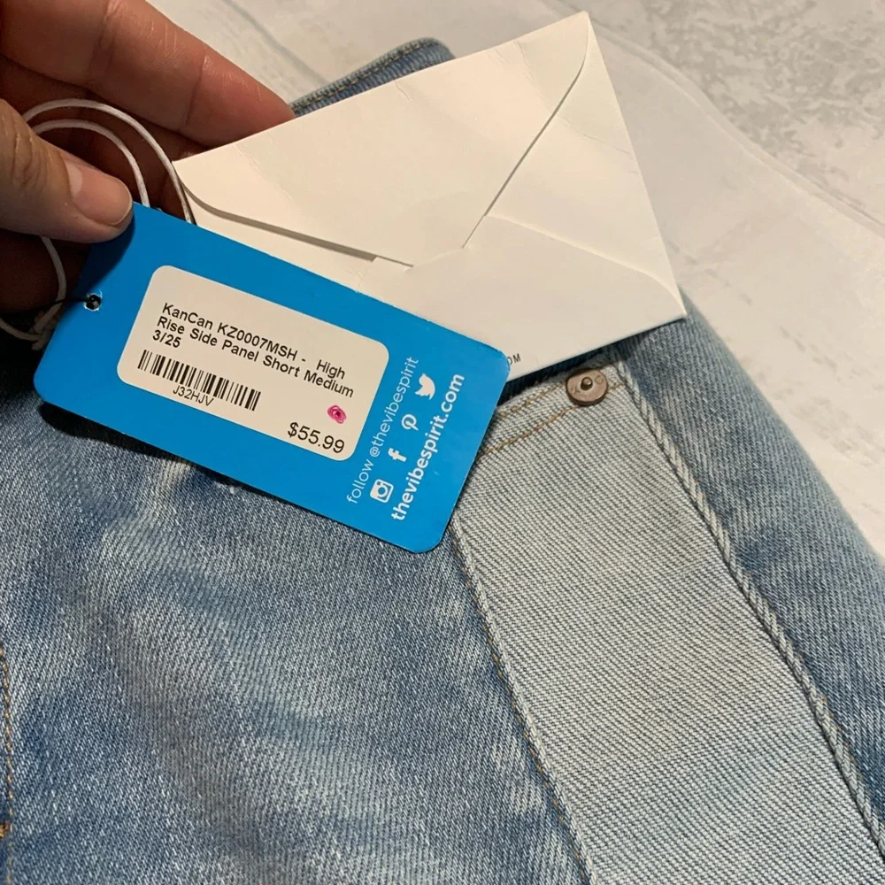 NWT KanCan High rise side panel short. Size 3/25.
